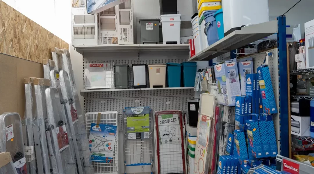 [Papeleras, escaleras, tendereros, cubos]