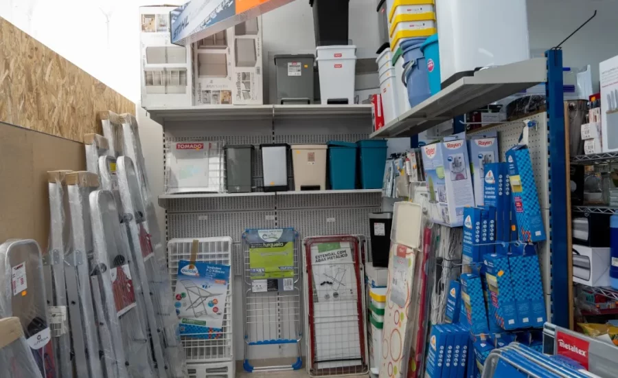 [Papeleras, escaleras, tendereros, cubos]