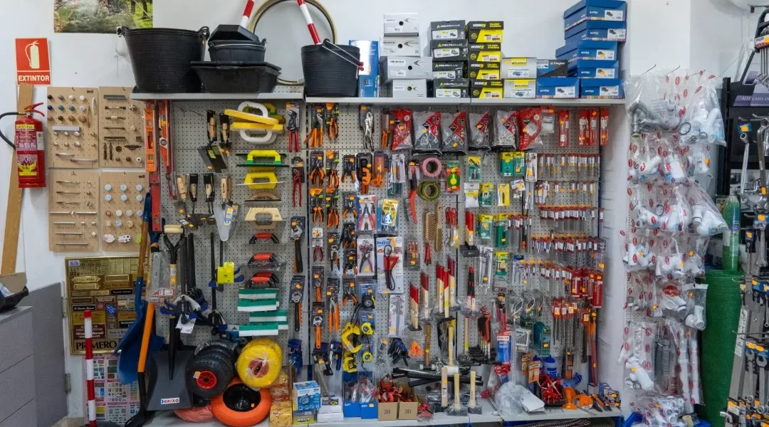 [Herramientas como alicates, palas]