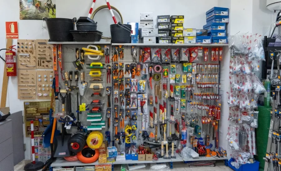 [Herramientas como alicates, palas]