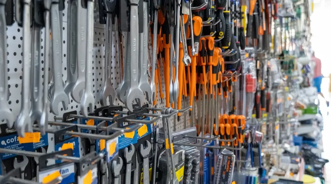 [Herramientas como llaves inglesas, destornilladores]