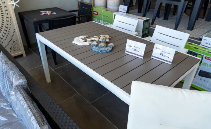 [Mesa con sillas y decoración]