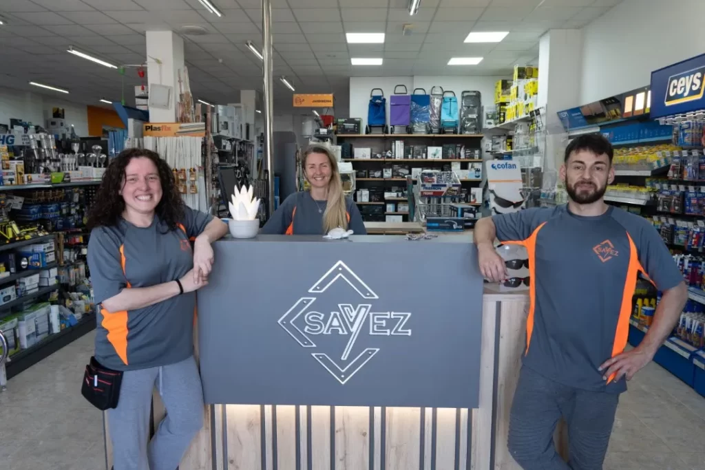 [Foto de equipo ferretería sayez]